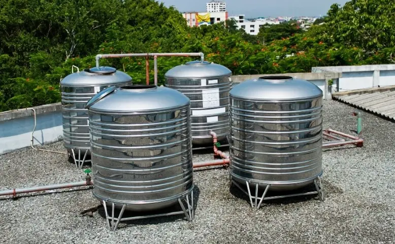 عزل خزان المياه الفيبر جلاس بعد أصلاح الثقوب